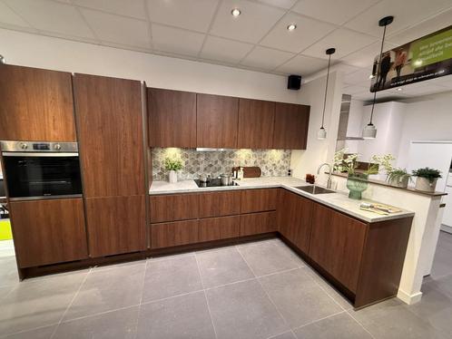 HL030 – Rialto noten showroom keuken, Huis en Inrichting, Keuken | Complete keukens, Nieuw, Dubbelwandige keuken, Bruin, Hout