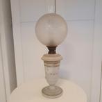 Antieke staande olielamp opaline glas met glazen bol, Antiek en Kunst, Antiek | Lampen, Ophalen of Verzenden