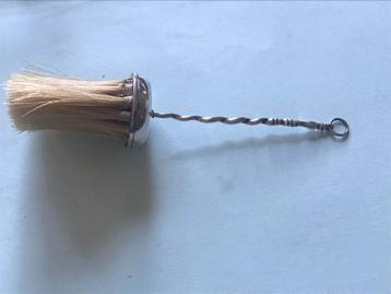Miniatuur zilveren bezem beschikbaar voor biedingen