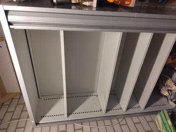 Metalen kast met roldeur.  beschikbaar voor biedingen