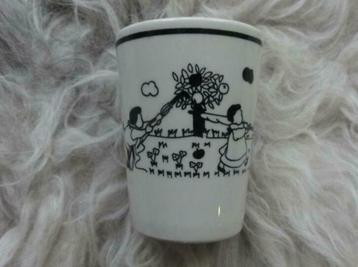 Klein lepelvaasje met kinderen, paraplu's, appelboom beschikbaar voor biedingen