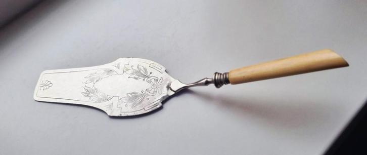 Antieke gegraveerde taartschep met benen handvat ca. 1910, Antiek en Kunst, Antiek | Bestek, Ophalen of Verzenden