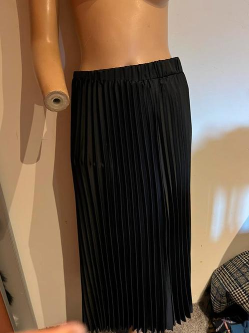 SISTERS POINT plooien rok maat m origineel ZGAN, Kleding | Dames, Rokken, Zo goed als nieuw, Maat 38/40 (M), Zwart, Onder de knie