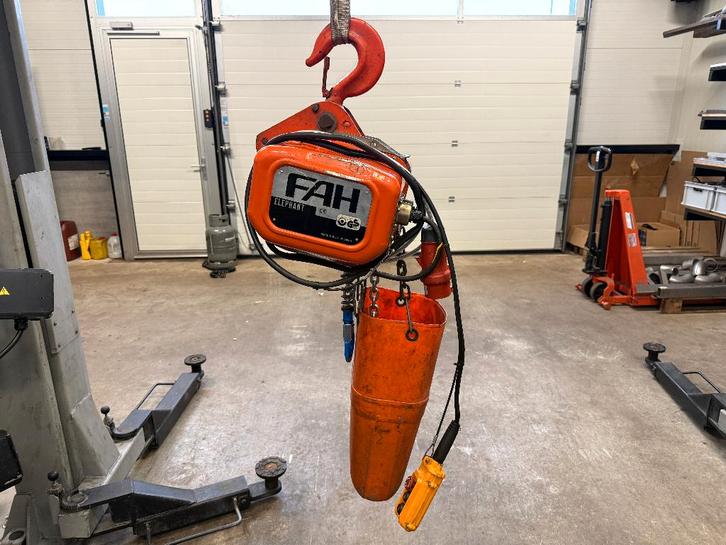 Elektrische kettingtakel 1000kg hijshoogte 10,5m, Doe-het-zelf en Verbouw, Lieren en Takels, Gebruikt, Elektrisch, Ophalen