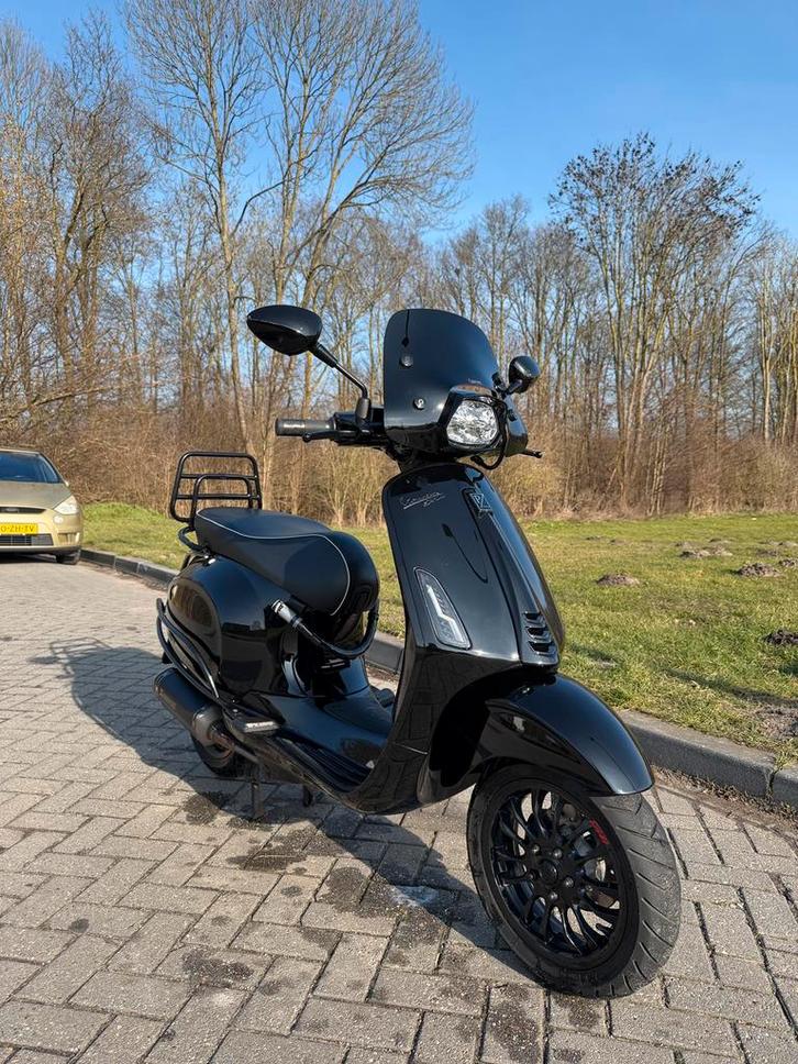 Vespa Sprint 2022 Akrapovic full option brom, Fietsen en Brommers, Scooters | Vespa, Zo goed als nieuw, Benzine, Ophalen
