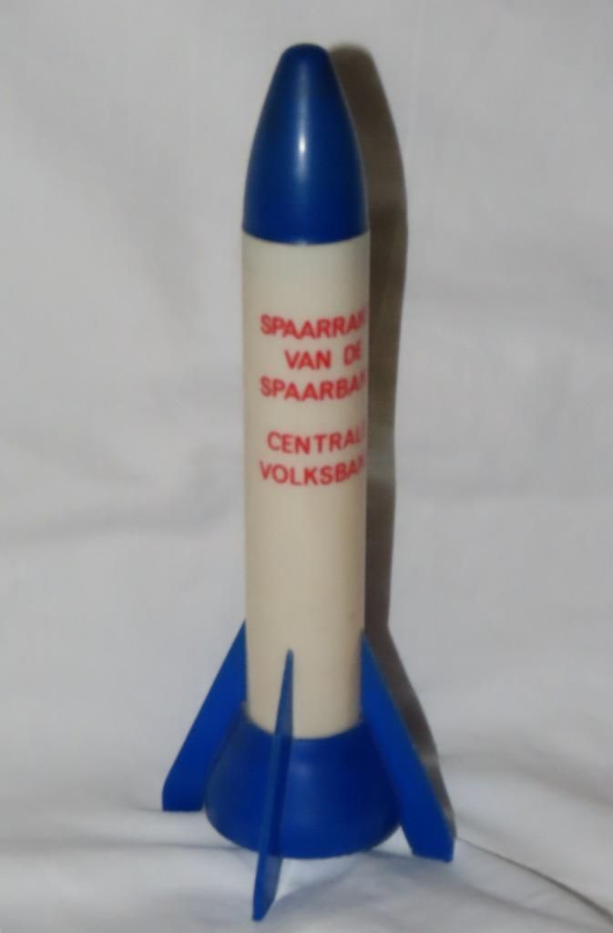 Spaarpot in de vorm van een raket DE CENTRALE VOLKSBANK, Verzamelen, Spaarpotten, Gebruikt, Overige thema's, Kunststof, Verzenden