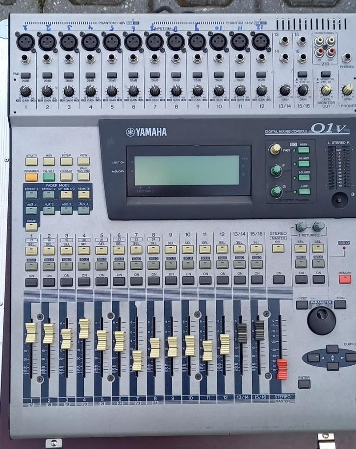 Te koop 2x Yamaha 01v digitale mixers., Muziek en Instrumenten, Mengpanelen, Gebruikt, 20 kanalen of meer, Ophalen
