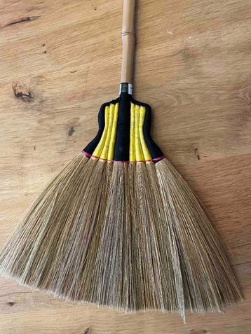 Tafelbezem van natuurlijk gras beschikbaar voor biedingen