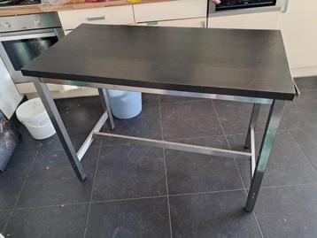 Werktafel met stalen onderstel beschikbaar voor biedingen