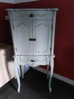 Antiek kastje met sierlijke details, Ophalen