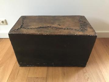 Houten kist (67x37x40cm) met leer bekleed beschikbaar voor biedingen