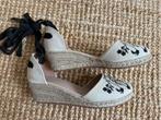 Nieuw! Ecru espadrilles met zwarte bloemen, maat 39/40, Wit, Ophalen of Verzenden, Zo goed als nieuw, Espadrilles of Moccasins