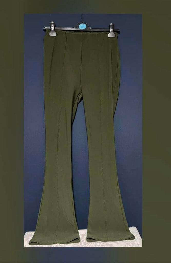 zgan! Mooie kwaliteit legergroene flared broek mt M, Kleding | Dames, Broeken en Pantalons, Zo goed als nieuw, Groen, Lang, Ophalen of Verzenden