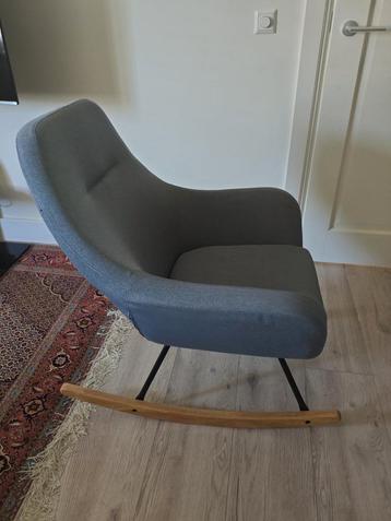 Grijze Schommelstoel - Zo Goed Als Nieuw! beschikbaar voor biedingen