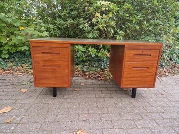 Vintage Mid-Century Bureau beschikbaar voor biedingen