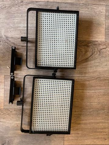 Twee Lupoled 560 LED floodlight videolamp led panels beschikbaar voor biedingen