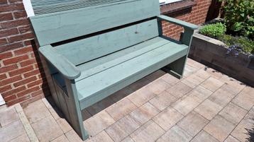 tuinbank van hout beschikbaar voor biedingen