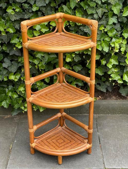 Z.G.A.N. Vintage Rotan Bamboe Etagere Hoek-Kastje Tafeltje, Huis en Inrichting, Woonaccessoires | Etagères, Zo goed als nieuw