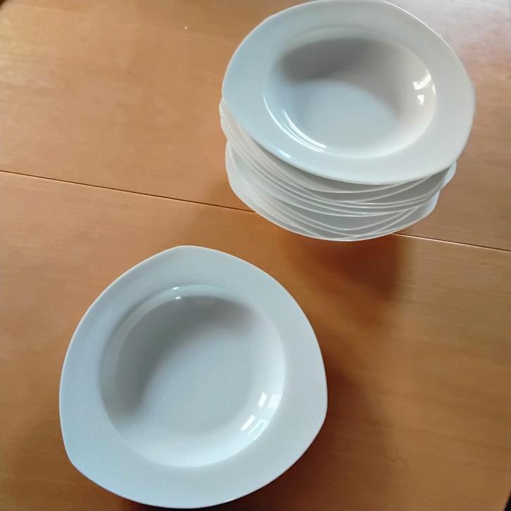 13 porseleinen ovale diepe borden Intermezzo, Huis en Inrichting, Keuken | Servies, Zo goed als nieuw, Bord(en), Overige stijlen