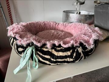 Hondenmand roze zebra beschikbaar voor biedingen