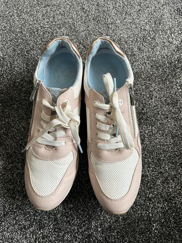 Nieuwe sneaker maat 42 beschikbaar voor biedingen