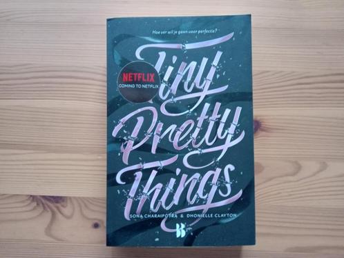 Tiny pretty things, Boeken, Kinderboeken | Jeugd | 13 jaar en ouder, Zo goed als nieuw, Ophalen of Verzenden