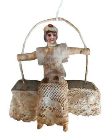antiek WATTEN + CREPE VROUW HANGER op SCHOMMEL / feathertree beschikbaar voor biedingen