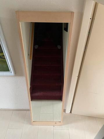 Grote Spiegel met Houten Frame beschikbaar voor biedingen