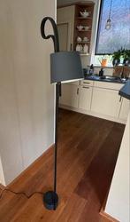 Vloerlamp Hay zwart/grijs, Huis en Inrichting, Lampen | Vloerlampen, Ophalen, Overige materialen, 100 tot 150 cm, Zo goed als nieuw