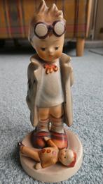 Goebel Hummel jongen met pop aan voeten; keramiek., Verzamelen, Beelden en Beeldjes, Verzenden, Zo goed als nieuw, Hummel