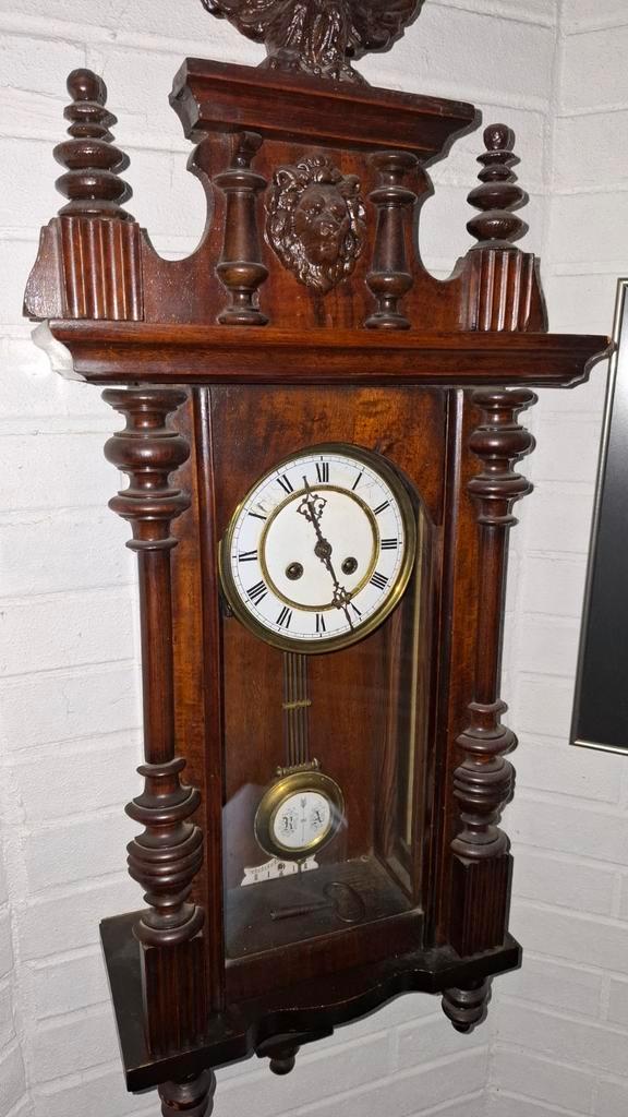 Antieke hangklok met porseleinen wijzerplaat, Antiek en Kunst, Antiek | Klokken, Ophalen of Verzenden