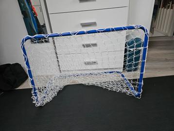 Voetbaldoeltje en pilonnen beschikbaar voor biedingen