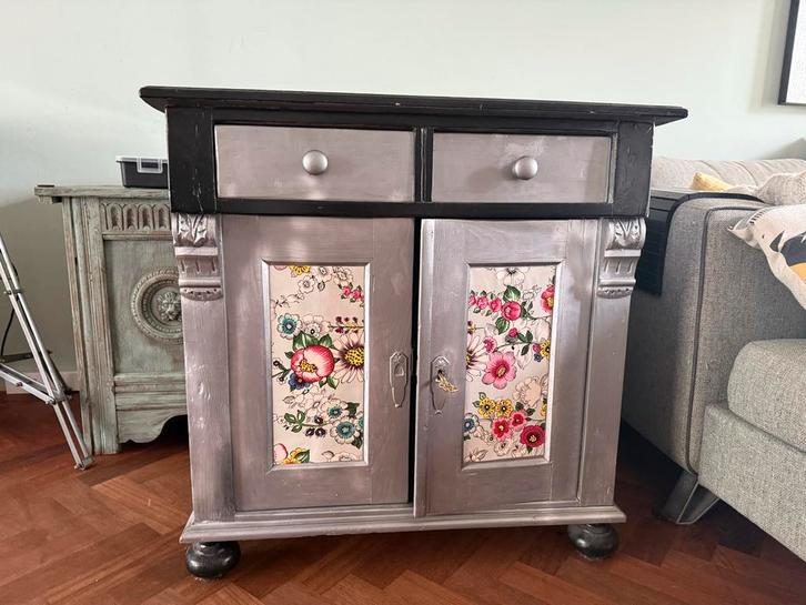 Vrolijk Houten Kastje met Bloemenprint, Antiek en Kunst, Antiek | Meubels | Kasten, Ophalen