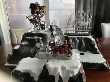 Te koop 2 bergen voor kerstdorp + 3 ornamenten. beschikbaar voor biedingen