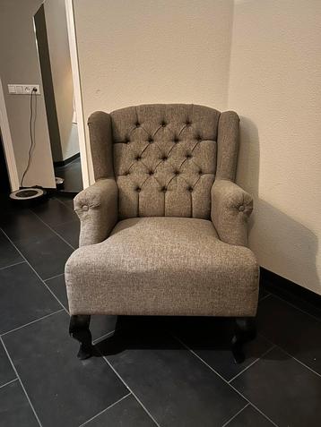 Mooie klassieke gecapitoneerde grijs/bruine stoel / fauteuil beschikbaar voor biedingen