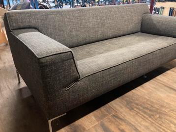 Design on Stock bank in goede staat beschikbaar voor biedingen