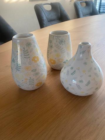 Kleine Vaasjes 3stuks beschikbaar voor biedingen