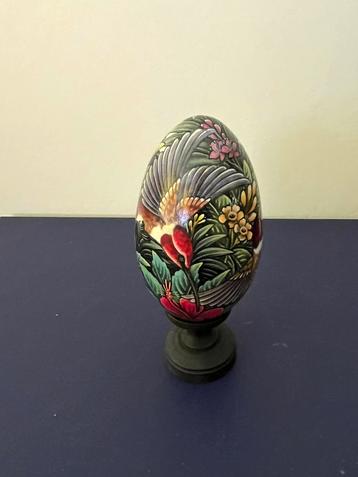 Handbeschilderd houten ei uit Bali beschikbaar voor biedingen
