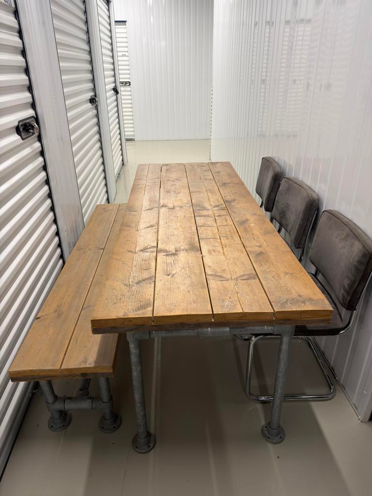 Steigerhouten eettafel set met bankje en drie rib stoelen, Ophalen, Gebruikt, Steigerhout steigerbuis ribstoelen, Minder dan 4 stoelen