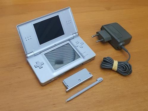 Nintendo DS LITE met Originele Oplader, Spelcomputers en Games, Spelcomputers | Nintendo DS, Gebruikt, DS Lite, Zilver, Ophalen of Verzenden