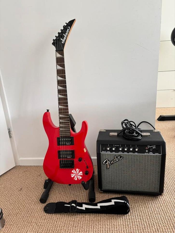 Elektrische gitaar 3/4 Jackson met versterker, Muziek en Instrumenten, Snaarinstrumenten | Gitaren | Elektrisch, Gebruikt, Solid body