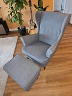 STRANDMON - Oorfauteuil, Nordvalla donkergrijs + voetenbank, Huis en Inrichting, Ophalen, Hout, Gebruikt, Klassiek model met een retro uitstraling
