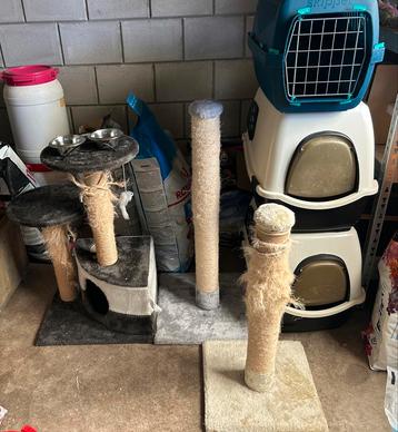 Krabpaal, mand, kattenbak, reismand, honden spullen koelmat beschikbaar voor biedingen