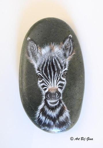 Zebra veulen, hand geschilderd op een mooie steen beschikbaar voor biedingen