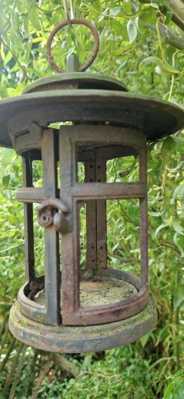 Gietijzeren vogelvoederhuisje (brocante) beschikbaar voor biedingen