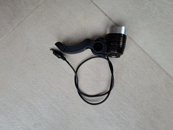 Te koop: LED fietslamp, enorm fel. werkt op accu, ca. 8V beschikbaar voor biedingen