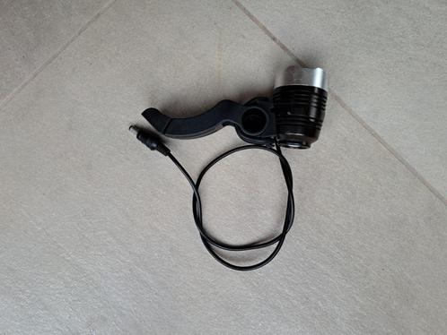 Te koop: LED fietslamp, enorm fel. werkt op accu, ca. 8V, Fietsen en Brommers, Fietsaccessoires | Fietsverlichting, Voorlicht