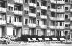 977699 Vlaardingen Zh 1956 Wederopbouw Flatgebouw bejaarden, Verzamelen, Ophalen of Verzenden, 1940 tot 1960, Ongelopen, Zuid-Holland
