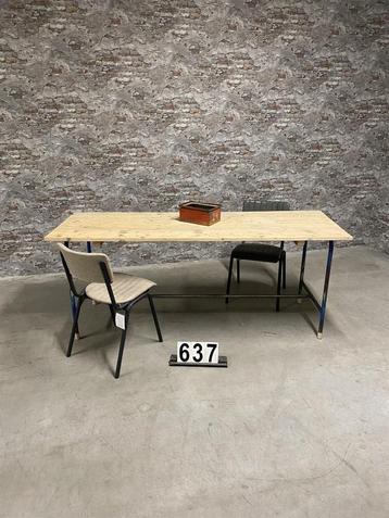 Industriële vintage tafel 637 beschikbaar voor biedingen