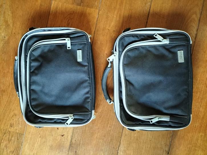 Twee kleine laptoptassen, laptoptas van Trust ongeveer 30 cm, Computers en Software, Laptoptassen, Ophalen of Verzenden